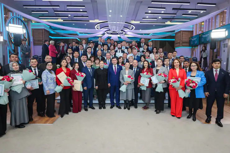 Поздравление новых членов партии Amanat - Tengrinews.kz