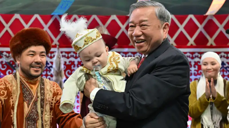 Генсек компартии Вьетнама провел обряд тұсаукесер в Астане