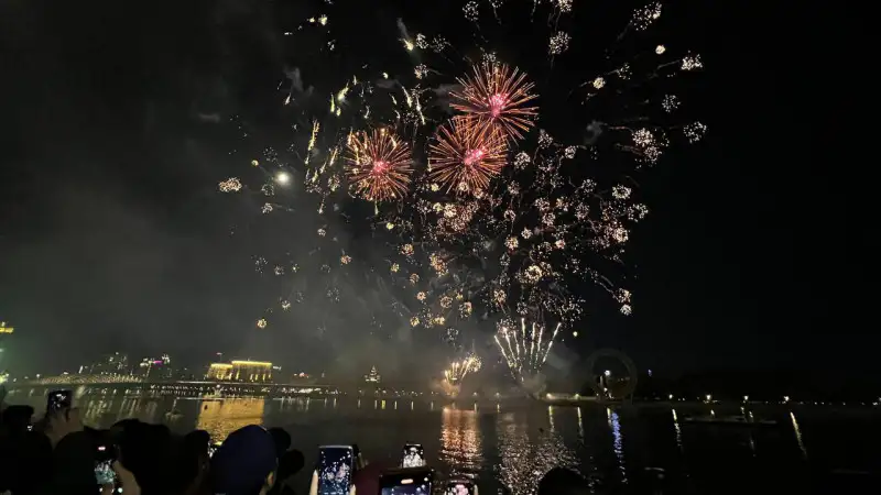 Как проходил праздничный салют в Астане 9 мая