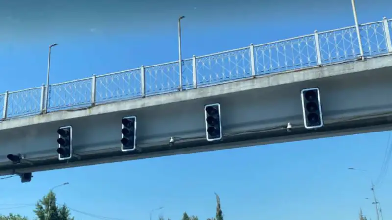 Новый светофор на Северном кольце удивил алматинцев. Для чего он?