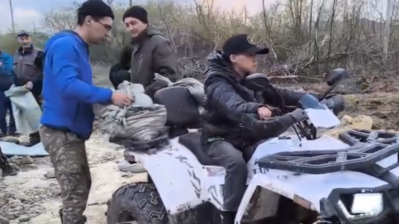 Родителям мальчика, помогавшего укреплять дамбу в СКО, выписали штраф в 196 тысяч тенге