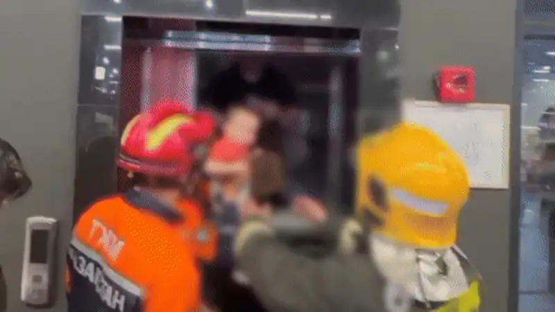 Застряли в лифте с младенцем: астанчанам понадобилась помощь спасателей