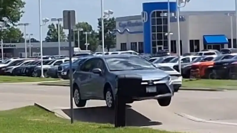 Миссури, 15 августа: Аномальная жара 'взорвала' асфальт на улице Линкольн, подкинув автомобиль в воздух Павлодаре