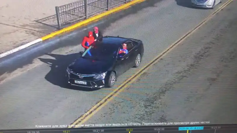 Супергерои на штрафстоянке: Человек-паук и Бэтмен нарушили ПДД на улице Мира в Уральске Павлодаре