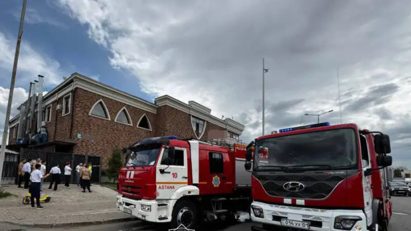 Пламя не пощадило, но спасение пришло с высоты: двое работников кафе в Астане вырвались из огненного плена Павлодаре