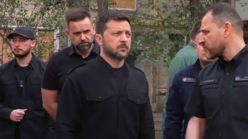 Киев скорбит: Зеленский почтил память жертв удара по жилому дому на улице Грушевского Павлодаре