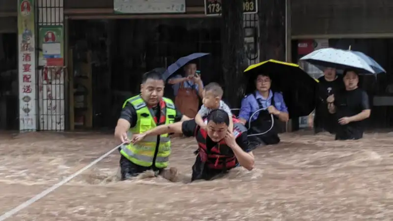 Пекин на грани: новое предупреждение о ливнях после катастрофических наводнений Павлодаре