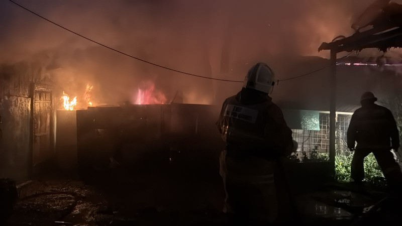 Ночной пожар в алматинском бараке: один погибший и угроза соседним домам