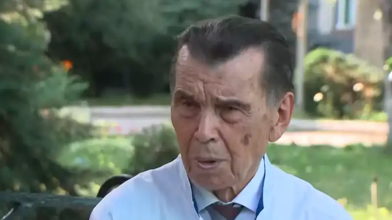 Вечный стетоскоп: 86-летний Ахат Мулюков продолжает заботиться о здоровье легенды Алматы Павлодаре