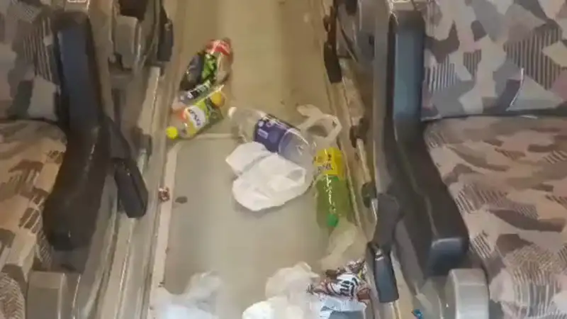 Автобусный пикник: когда пассажиры забыли, что мусор не уходит сам по себе Павлодаре