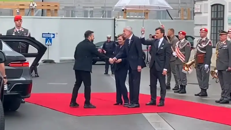 Когда дождь застал врасплох: Зеленский и его жена на дипломатическом подиуме Павлодаре