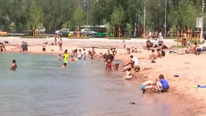 На озере Сайран: штрафы как водяные лилии — растут на глазах у отдыхающих Павлодаре