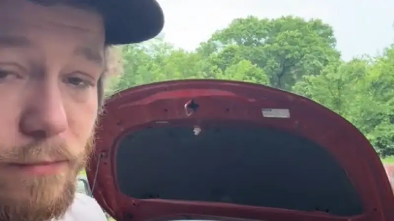 Разочарование на улице Ленина: блогер из США столкнулся с дорогими проблемами при замене лампочки в Toyota Corolla 2022 Павлодаре