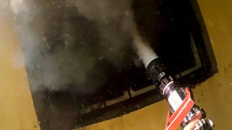 Чудо спасения: женщина вырвалась из огненной ловушки в Алматы благодаря смелым действиям спасателей Павлодаре