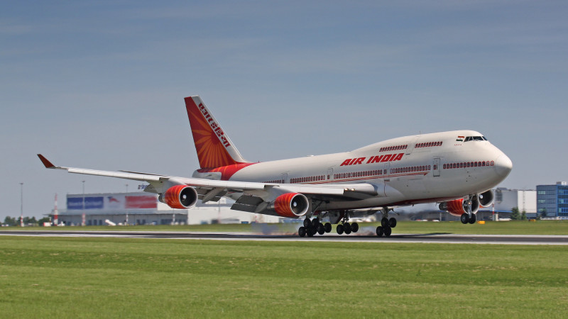 Паника в небе: рейс Air India изменил курс из-за угрозы взрыва, пассажиры в шоке