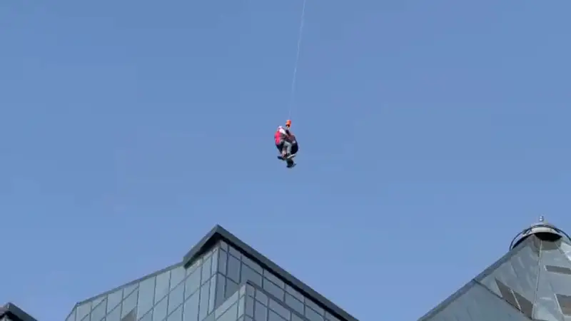 Герои в небесах: вертолет, как рыцарь, сражается с огненным драконом над Алматы Павлодаре