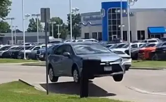 Миссури, 15 августа: Аномальная жара 'взорвала' асфальт на улице Линкольн, подкинув автомобиль в воздух