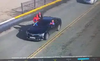 Супергерои на штрафстоянке: Человек-паук и Бэтмен нарушили ПДД на улице Мира в Уральске