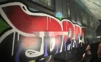 Граффити на рельсах: вагоны ЛРТ в Астане стали холстом для уличного искусства