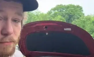 Разочарование на улице Ленина: блогер из США столкнулся с дорогими проблемами при замене лампочки в Toyota Corolla 2022