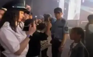 Актобе: Полицейская на концерте помогла девочке запечатлеть незабываемые моменты