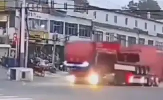 Необычное столкновение фуры и моторикши на перекрестке в Шанхае: видео с камер наблюдения шокирует