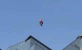 Герои в небесах: вертолет, как рыцарь, сражается с огненным драконом над Алматы