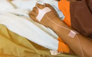 Шымкент: подростки на автобусной остановке превратили водителя в пассажира реанимации