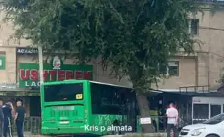Авария в Алматы: пассажирский автобус столкнулся с легковым автомобилем и врезался в жилой дом