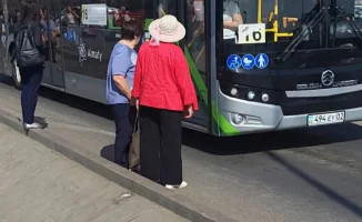 Опасная остановка на выезде из Алматы: житель Наурызбайского района жалуется на отсутствие безопасного прохода к автобусам у рынка Барлык
