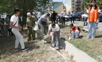 Зеленый симфонический оркестр: жители и звезды Алматы сыграли чистоту во дворе Зердели