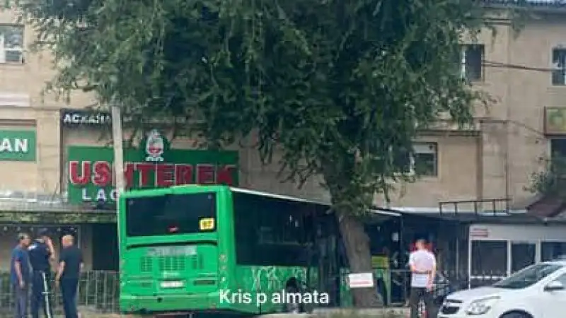 Авария в Алматы: пассажирский автобус столкнулся с легковым автомобилем и врезался в жилой дом Павлодаре