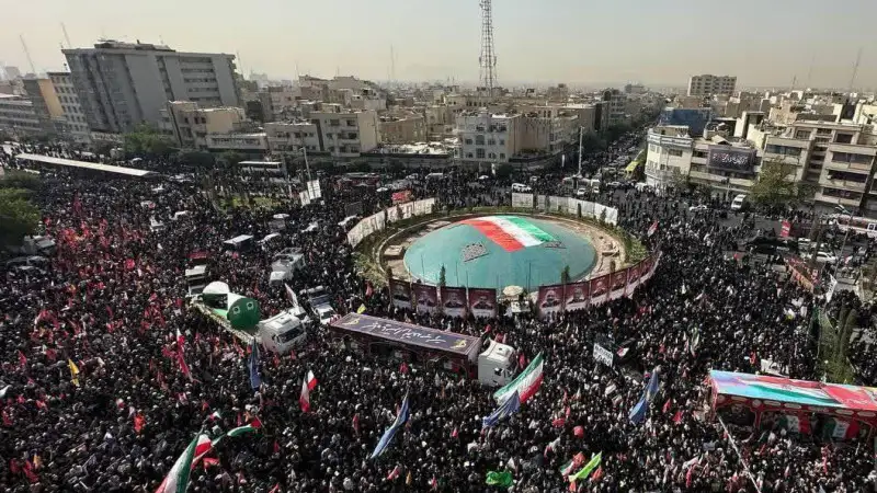Массовые похороны в Тегеране: сотни тысяч mourners прощаются с генералом КСИР Хоссейном Салами и ядерными учеными, погибшими в конфликте с Израилем Павлодаре