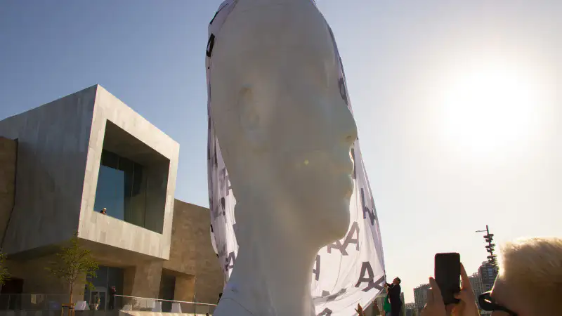 Общественность в шоке: громкое задержание и загадочная скульптура вызывают бурные обсуждения Павлодаре