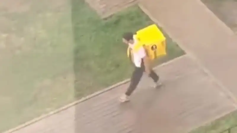 Молодой курьер в Астане: как дождь не остановил работу подростка с ноутбуком Павлодаре