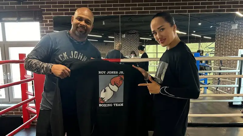 Победа под наставничеством легенды: Казахстанская боксерша открывает новую эру в профессиональном спорте Павлодаре