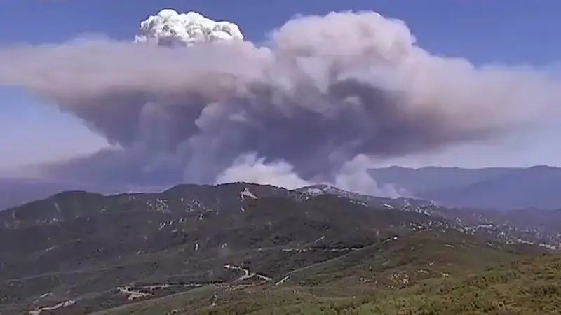 Калифорнийский ад: огненная стихия угрожает жизням и экосистеме, охватив более 52 000 акров Павлодаре