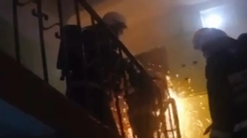 В огненном плену: алматинец, как Феникс, вырвался из дымного ада на глазах у камеры Павлодаре