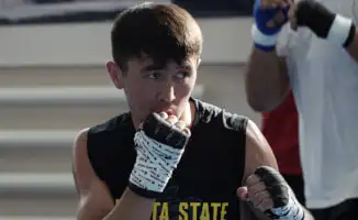 Казахстанский сокол в ринге: Махмуд Сабырхан расправился с противником, как ветер с осенними листьями