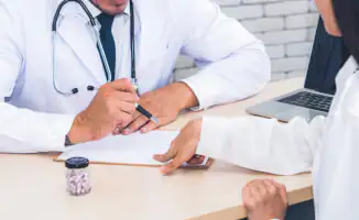 Медицинские услуги без ОСМС: что вам доступно в 2025 году и как это финансируется