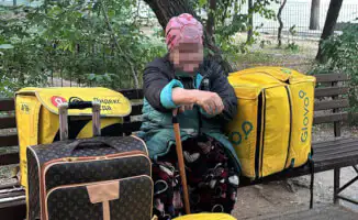 Куда уходит надежда: заброшенная мать на скамейке?