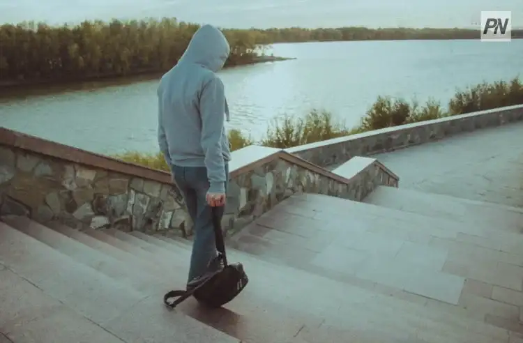 В Павлодаре горожанин помог троим подросткам вернуться домой ночью Павлодаре