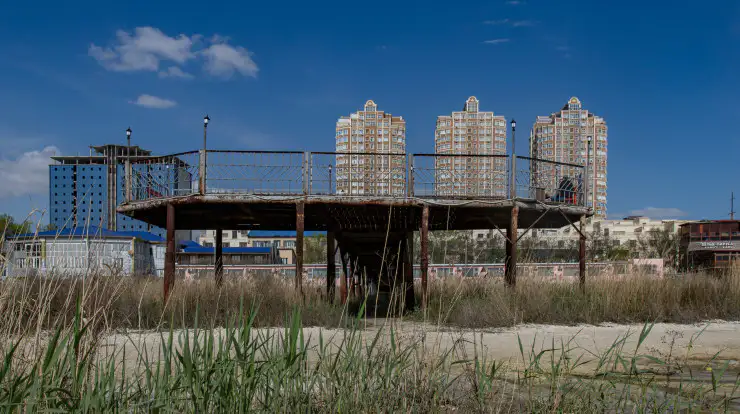 Пирс в Актау, раньше тут было море. Фото Оспан Али
