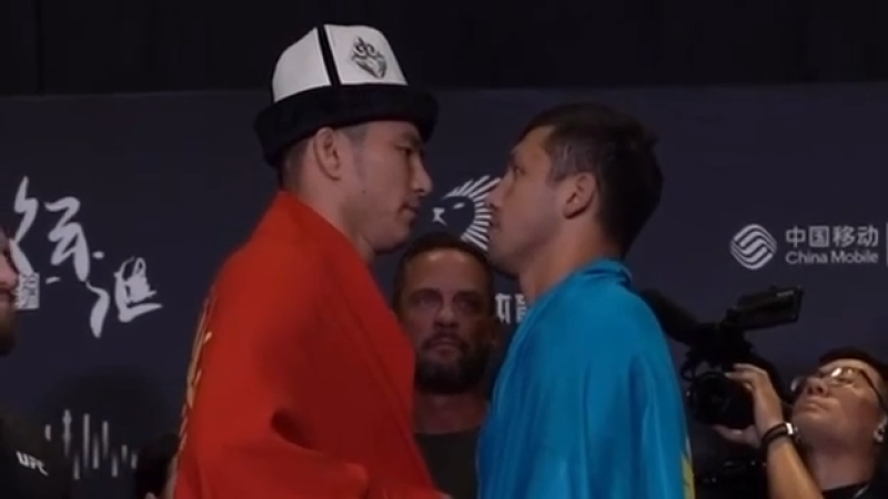 Казахстанский боец Дияр Нургожай одерживает победу над кыргызстанцем Ураном Сатыбалдиевым в UFC с помощью удушающего приема в первом раунде Павлодаре