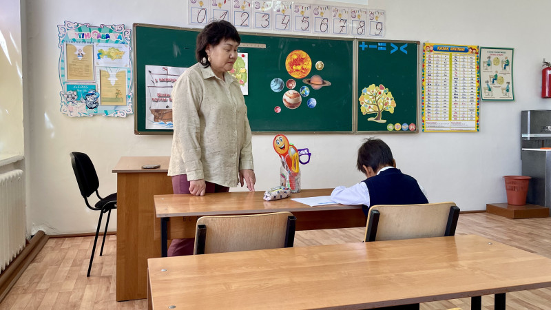Единственный ученик в классе: жизнь школ в маленьких селах Казахстана и проблема переполненных школ, работающих в три смены Павлодаре