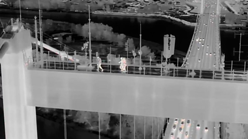 Мужчина забрался на пилон подвесного моста в Семее: на место происшествия прибыли экстренные службы Павлодаре