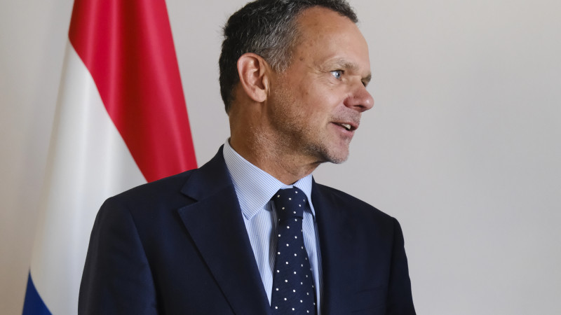 Нидерланды на грани: правительство рухнуло, как карточный домик, после попытки Каспара Велдкампа наложить санкции на Израиль в бурном море конфликта в Газе. Павлодаре