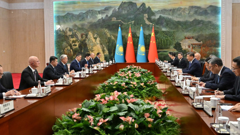 Си Цзиньпин и Касым-Жомарт Токаев обсудили стратегическое партнерство между Китаем и Казахстаном на переговорах, где председатель КНР выразил благодарность президенту Казахстана за участие в саммите. Павлодаре