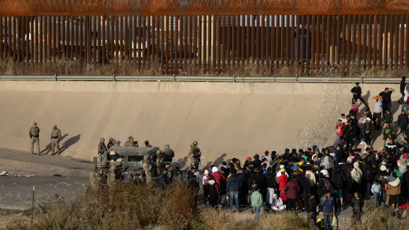 Министр внутренней безопасности США Кристи Ноэм объявила о планах покрасить стену на границе с Мексикой в чёрный цвет. Это решение вызвало обсуждения среди общественности и экспертов, касающихся как эстетических, так и функциональных аспектов такого измен Павлодаре