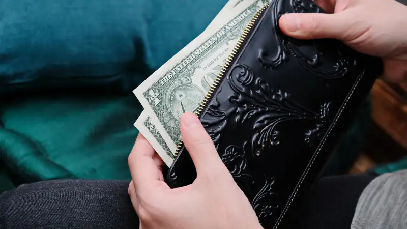 Казахстанцы обеспокоены: банки отказывают в приёме старых долларов Павлодаре